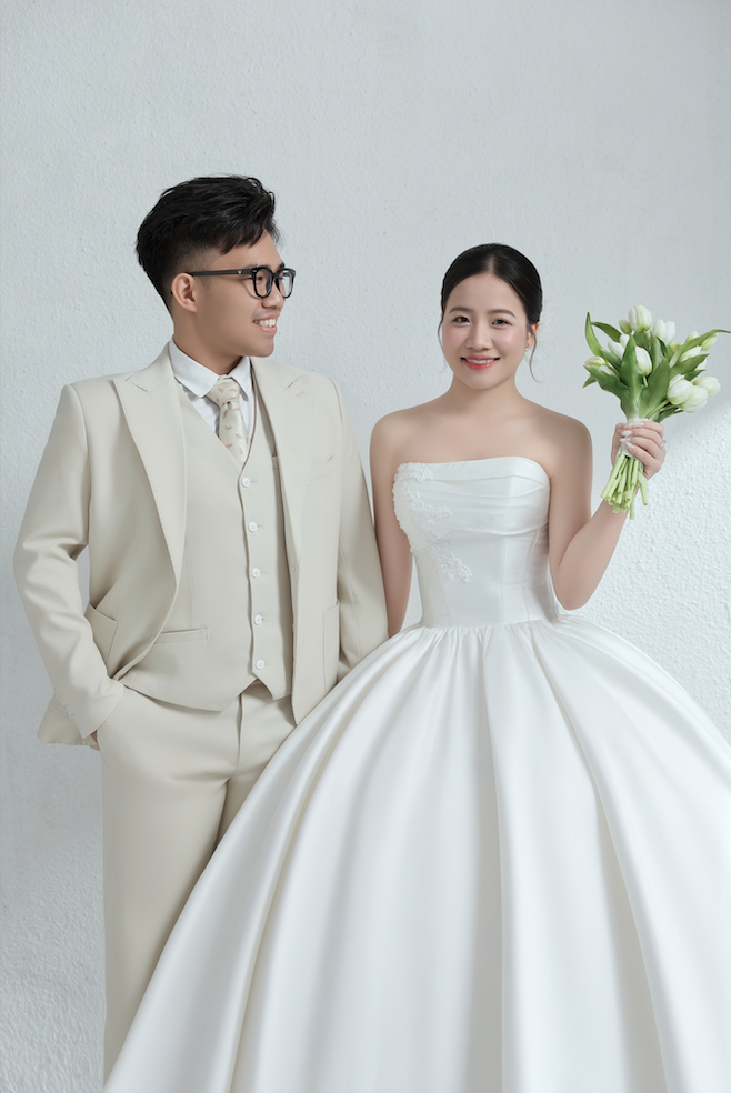 Ánh nhìn đầu tiên